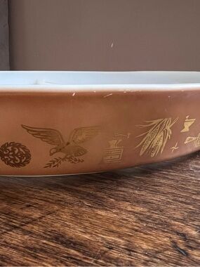 Pyrex Early American 1 1/2 qt casserole dish